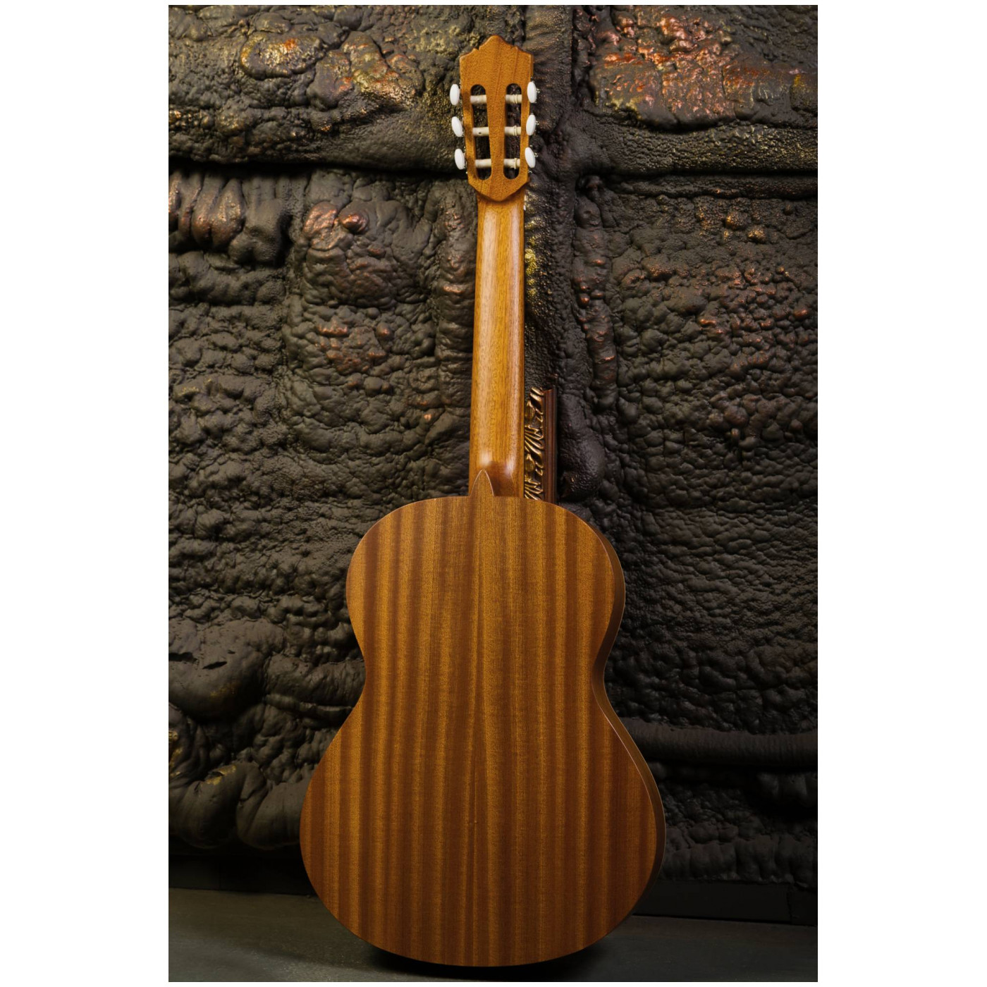 Perez 600 гитара классическая 4/4, верхняя дека цельный кедр, нижняя дека и обечайки красное дерево