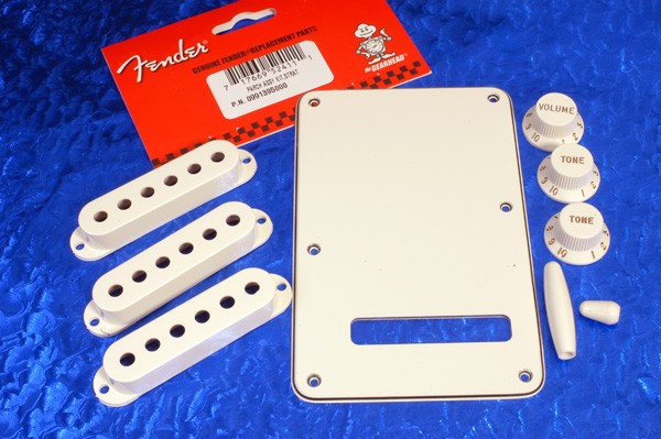 Fender Accessory Kit Stratocaster® Parchment набор аксессуаров для Stratocaster, цвет белый
